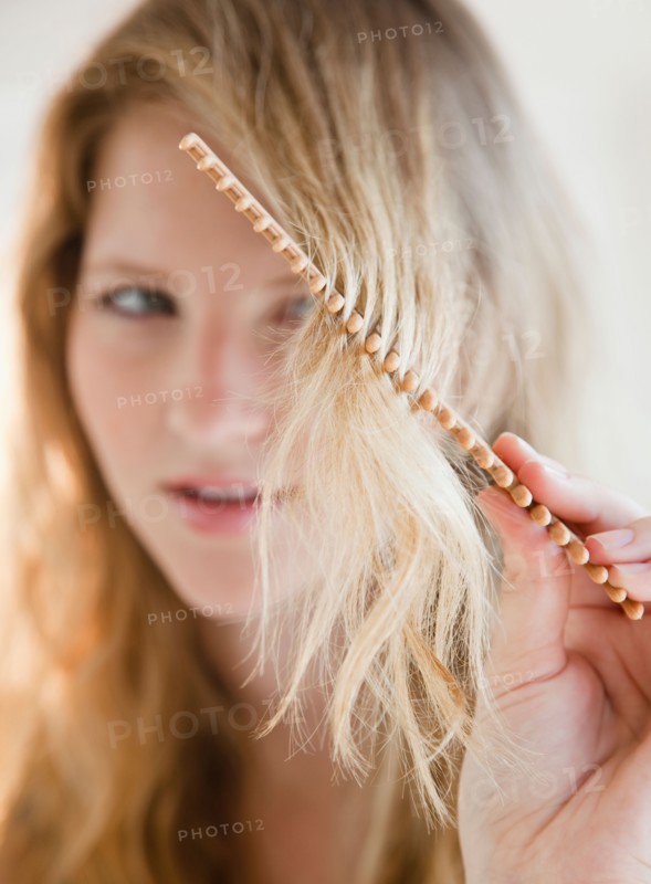 Blonde woman combing. Photo : Jamie Grill