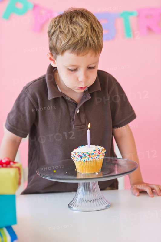 Close up of boy (4-5) celebrating birthday. Photo : Daniel Grill