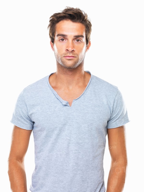 Studio portrait of angry young man flaring nostrils. Photo : momentimages