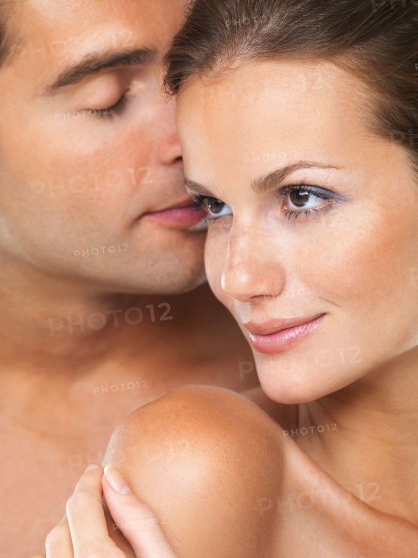 Studio portrait of young attractive couple. Photo : momentimages