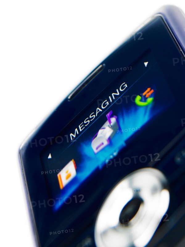 Studio shot of mobile phone. Photo : David Arky