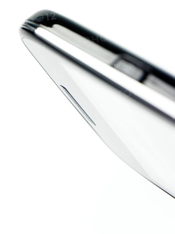 Studio shot of mobile phone. Photo : David Arky