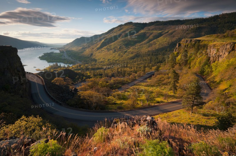 USA, Oregon, Columbia Gorge, High angle view of Historic Highway 30. Photo : Gary J Weathers