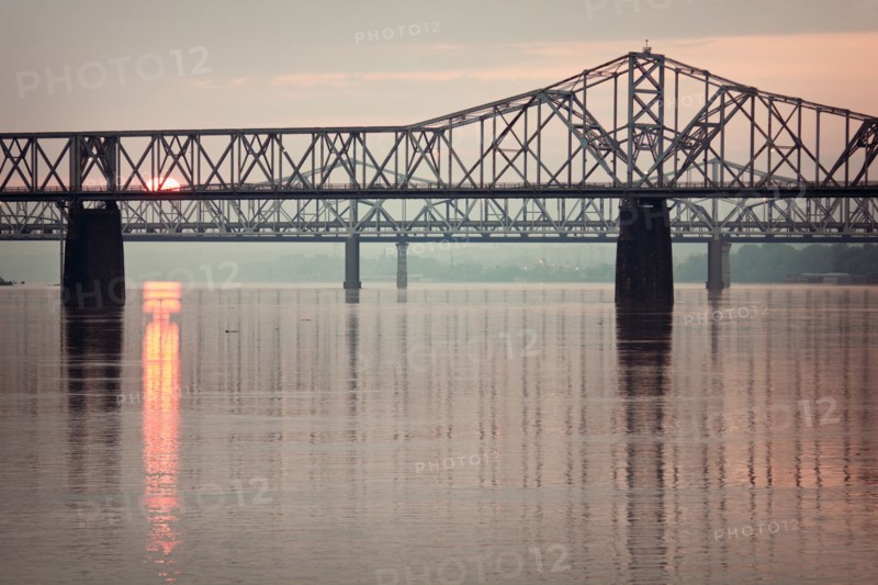 USA, Kentucky, Louisville, Sunrise by Ohio River. Photo: Henryk Sadura