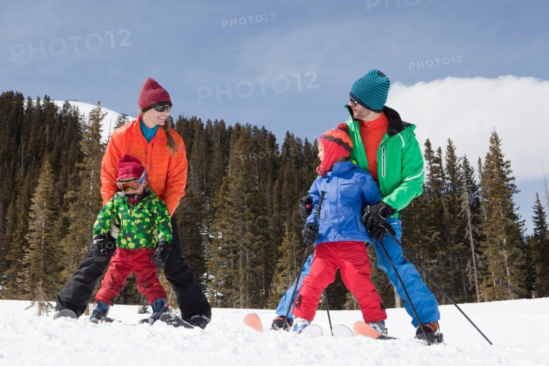USA, Colorado, Telluride, Family skiing together. Photo: db2stock