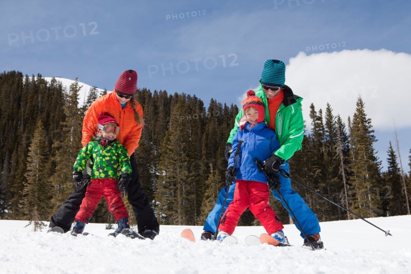 USA, Colorado, Telluride, Family skiing together. Photo: db2stock