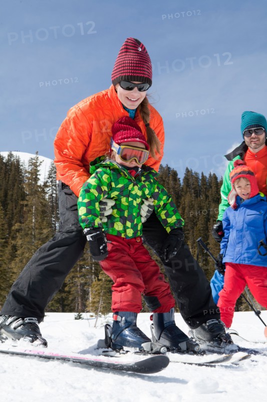 USA, Colorado, Telluride, Family skiing together. Photo: db2stock
