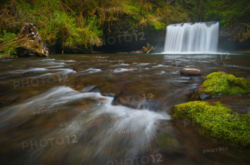 USA, Oregon, Scenic view of Upper Butte Creek Falls. Photo: Gary J Weathers
