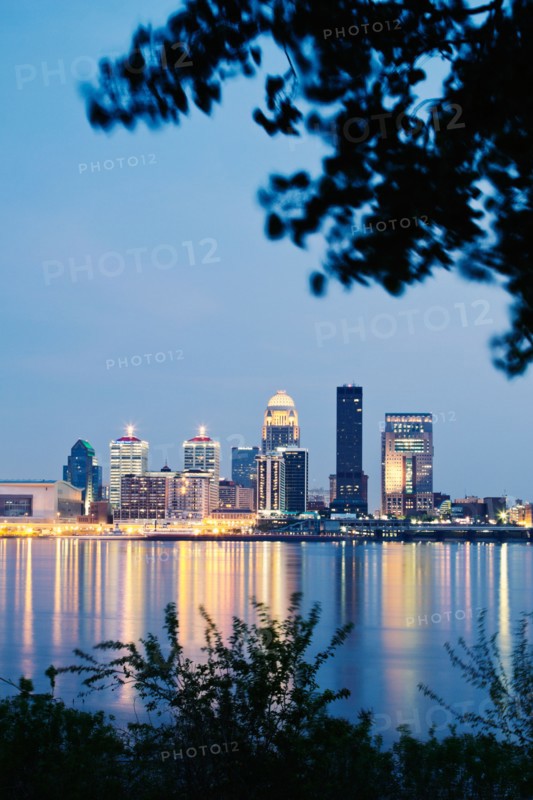 USA, Kentucky, Louisville, Skyline at dusk. Photo : Henryk Sadura