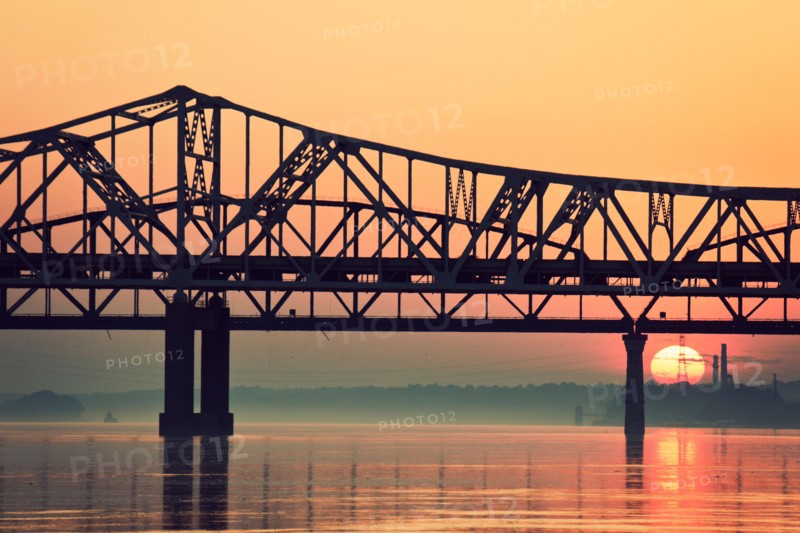 USA, Kentucky, Louisville, Sunrise by Ohio River. Photo: Henryk Sadura