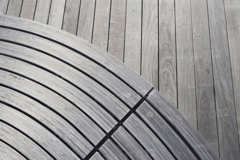 USA, New York State, New York City, Wooden park bench. Photo: fotog