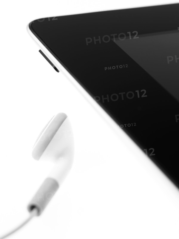Studio shot of mp3 player and earphone. Photo : David Arky