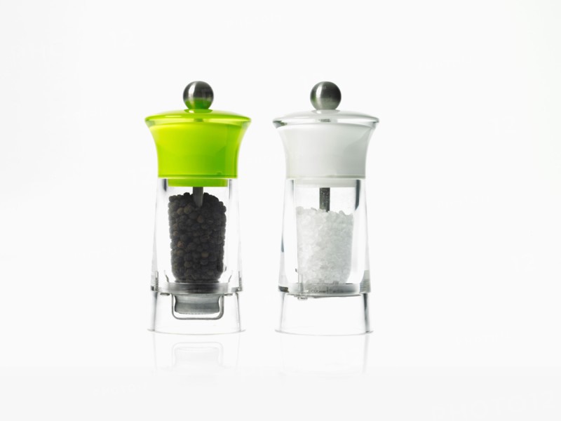 Studio shot of salt and pepper grinders. Photo : David Arky