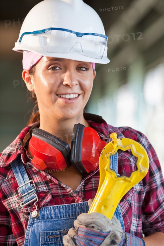 Portrait of female manual worker wearing hardhat. Photo : db2stock