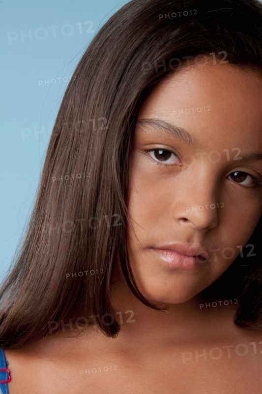 Studio portrait of sad girl (10-11). Photo : Rob Lewine