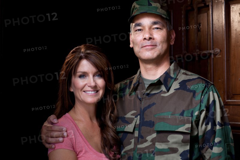 Portrait of soldier with wife. Photo : db2stock