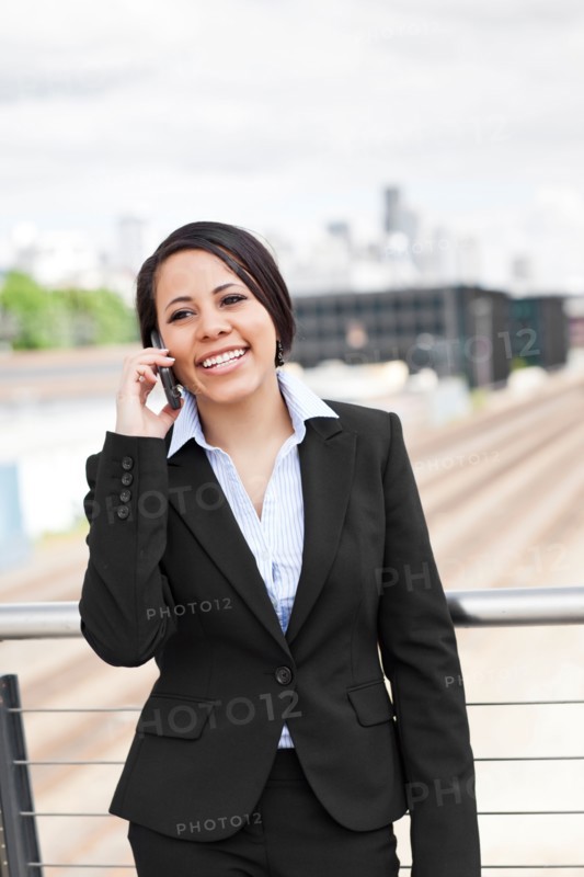 USA, Washington, Seattle, Young businesswoman talking on phone. Photo: Take A Pix Media