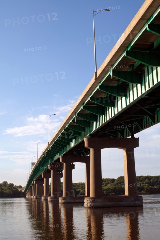USA, Bridge on Mississippi River. Photo: John Kelly
