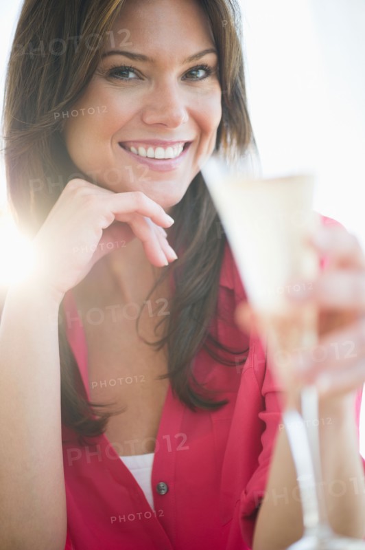 Woman drinking champagne. Photo : Jamie Grill
