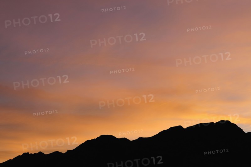 USA, California, Silhouette of ridge at sunset. Photo : Gary J Weathers