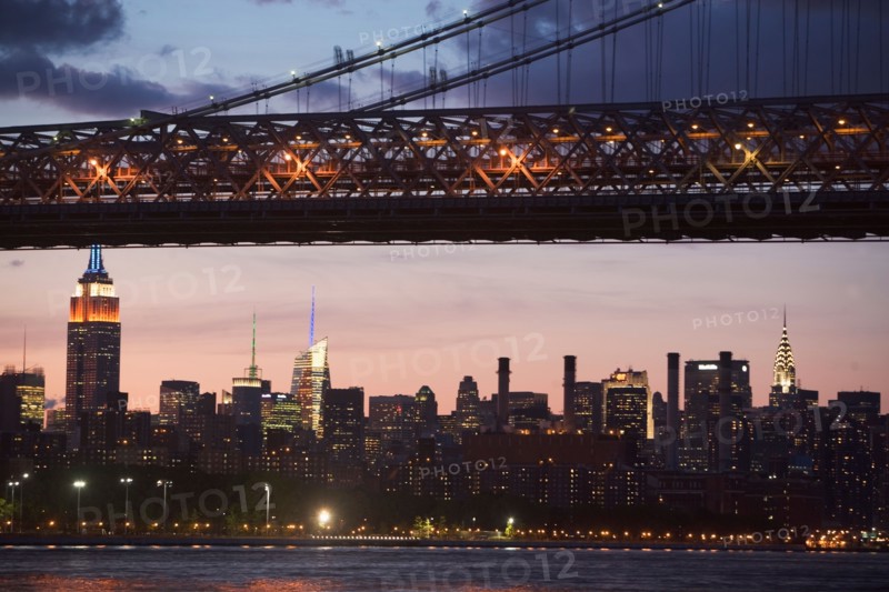 USA, New York State, New York City, Manhattan, Williamsburg Bridge at dusk. Photo: fotog