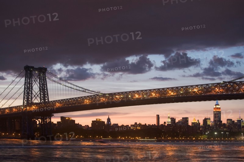 USA, New York State, New York City, Manhattan, Williamsburg Bridge. Photo: fotog