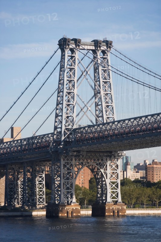 USA, New York State, New York City, Manhattan, Williamsburg Bridge. Photo: fotog