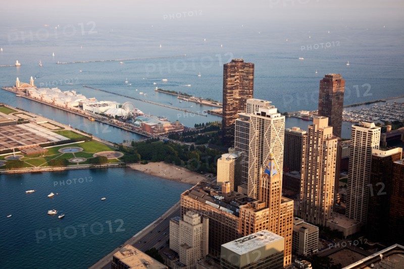 USA, Illinois, Chicago, Cityscape, Olive Park, Navy Pier and downtown buildings. Photo : Henryk Sadura