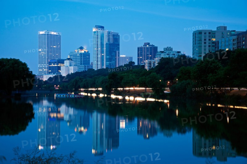 USA, Wisconsin, Milwaukee, Downtown district at dusk. Photo : Henryk Sadura