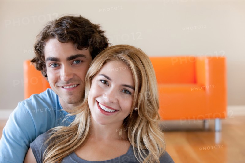 Portrait of young couple in room. Photo : Rob Lewine