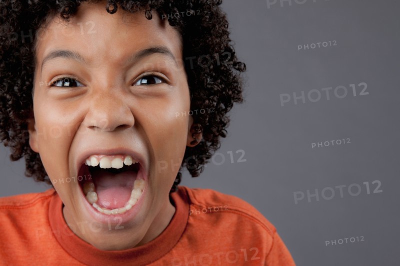 Studio portrait of boy (8-9) screaming. Photo : Rob Lewine