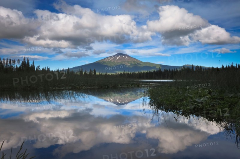 USA, Oregon, Mt. Bachelor and lake. Photo : Gary J Weathers
