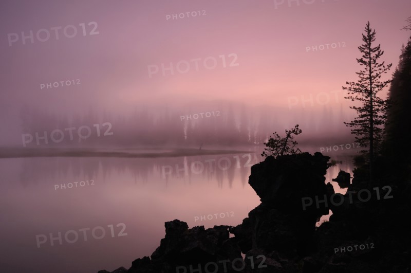 USA, Oregon, Deschutes County, Morning mist on Sparks Lake. Photo : Gary J Weathers