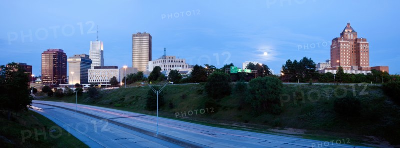 USA, Ohio, Akron, Skyline at dusk. Photo : Henryk Sadura