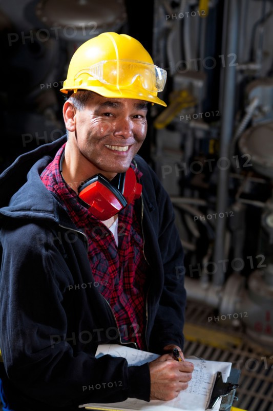 Portrait of male manual worker wearing hardhat. Photo : db2stock