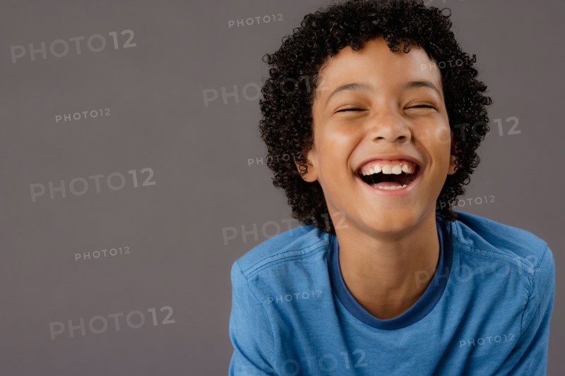 Portrait of laughing boy (8-9), studio shot. Photo : Rob Lewine