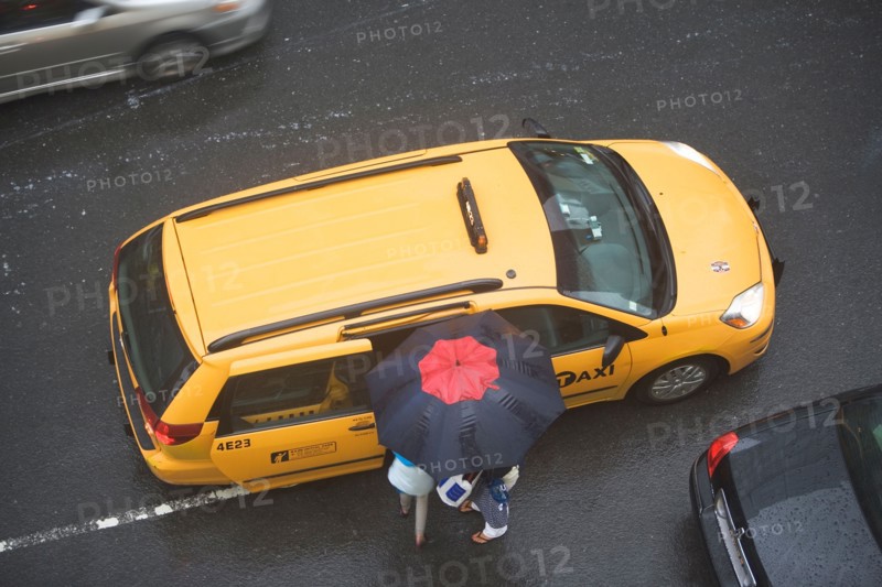 USA, New York State, New York City, Manhattan, People getting into taxi cab . Photo: fotog