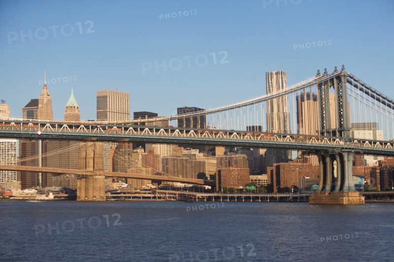 USA, New York State, New York City, Manhattan, Brooklyn Bridge and skyscrapers of Manhattan . Photo : fotog