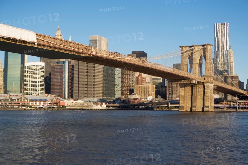 USA, New York State, New York City, Manhattan, Brooklyn Bridge and skyscrapers of Manhattan . Photo : fotog