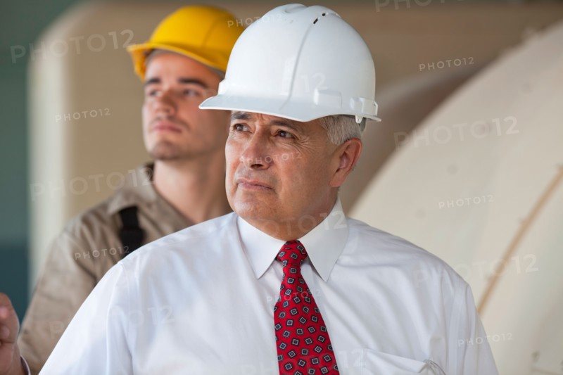 Portrait of manual worker and manager. Photo : db2stock
