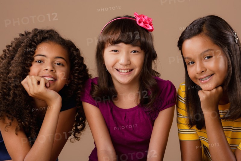 Studio portrait of three girls (10-11). Photo : Rob Lewine