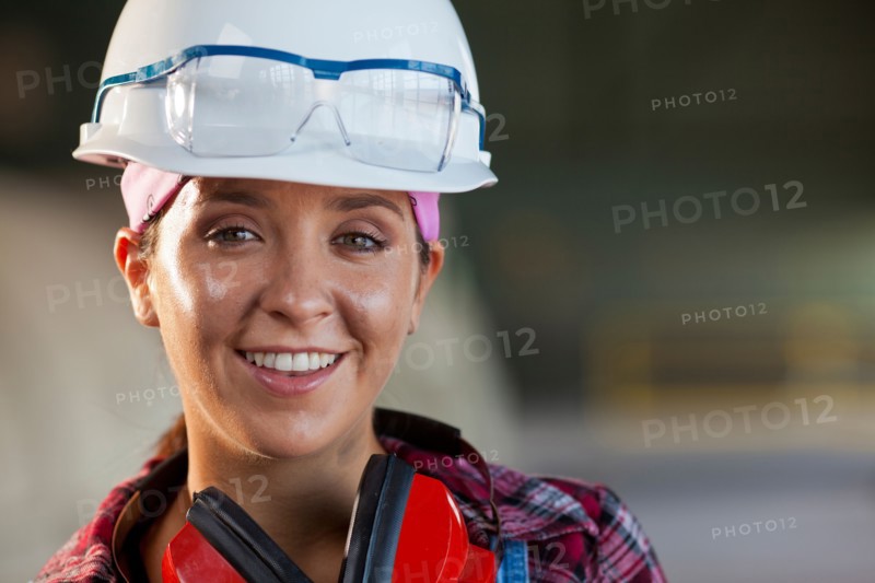 Portrait of female manual worker wearing hardhat. Photo : db2stock
