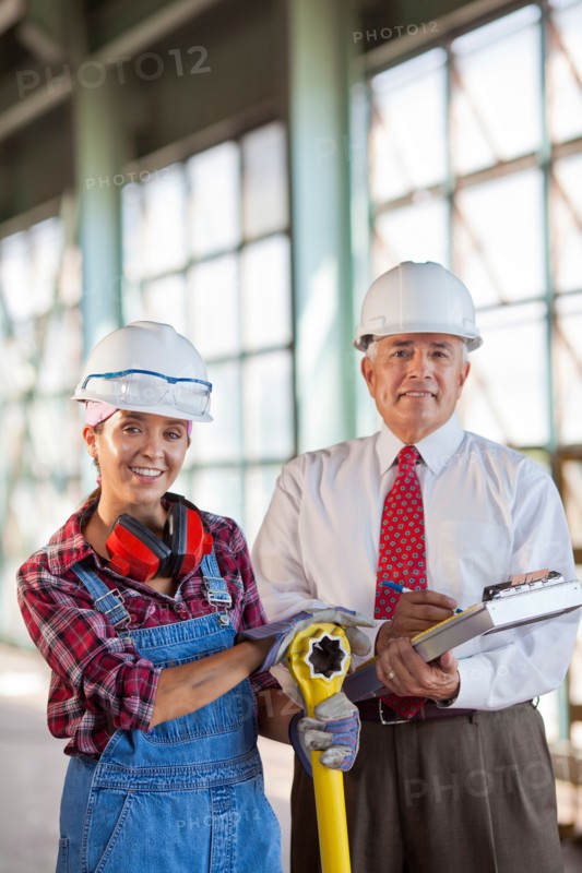 Portrait of manual worker and manager. Photo : db2stock