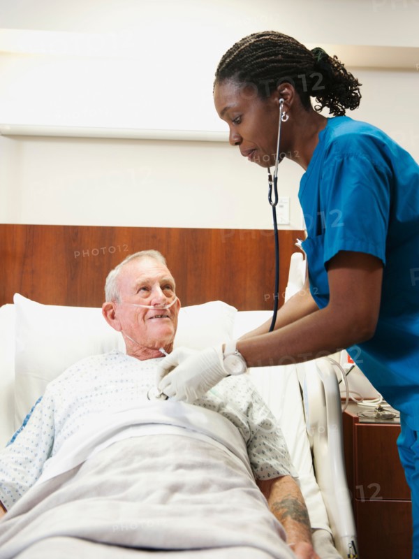 Senior patient and nurse. Photo: Erik Isakson
