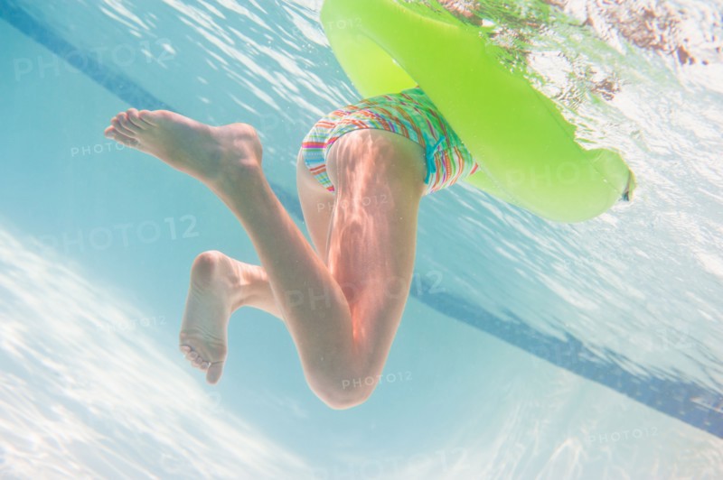 Girl (10-11) swimming underwater. Photo : Daniel Grill
