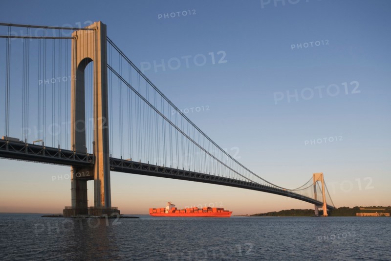 USA, New York State, New York City, Brooklyn, Container Ship under Verrazano-Narrows Bridge. Photo : fotog
