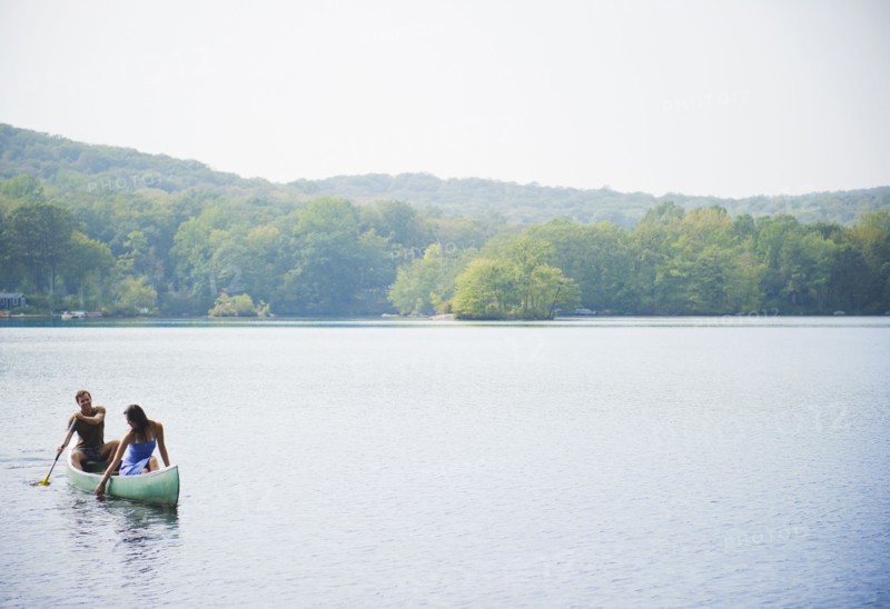 USA, New York, Putnam Valley, Roaring Brook Lake, Couple in boat on lake. Photo: Jamie Grill