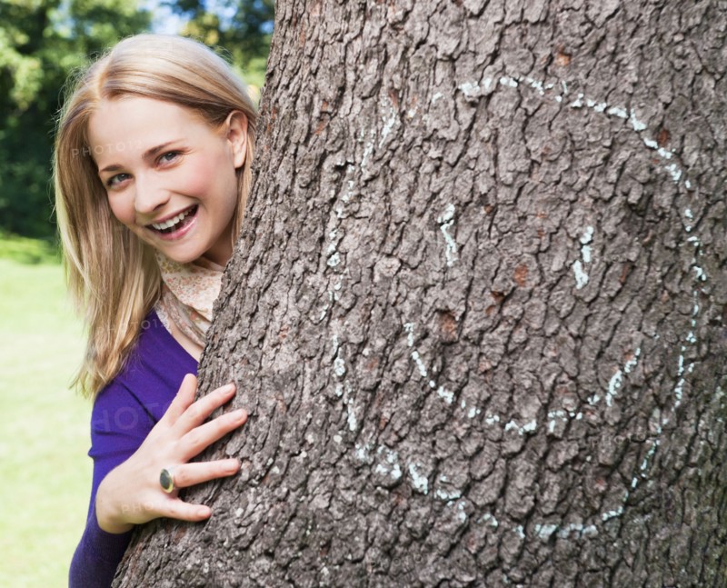 USA, New York, New York City, Manhattan, Central Park, Young woman embracing tree. Photo : Daniel Grill