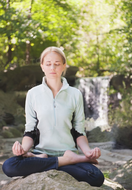 USA, New York, New York City, Manhattan, Central Park, Young woman practicing yoga. Photo : Daniel Grill