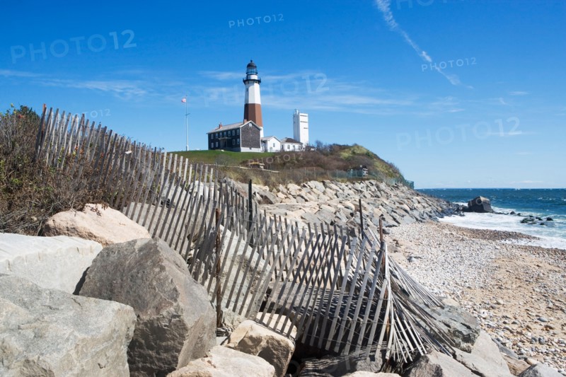 USA, New York, Long Island, Montaurk, Coastline with lighthouse. Photo : fotog